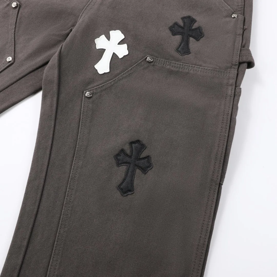 P280 💰 (Top version) Chrome hearts Cross patch leather jeans workwear logging pants Chrome hearts logging pants are here! ! ! CH Croix Heart Double Knee Cross Patch Leather Bo1 Style Logging Pants Straight-leg Work Pants B136 Croix Heart Cross Sanskrit Overalls Price 20W level, patchwork cross pattern embellishment, high-waisted washed jeans! ! Absolutely high-end luxury products, 1.9W level god-level single products, super popular products, made by top heavy industry, not to be missed. About Zangyin, this is an extremely luxurious fashion brand, which can also be called the nobles of the high street. It has always been an exclusive brand of some hipsters or rich second generation. Compared with ordinary high streets, it is more luxurious and noble. Compared with luxury brands, it has a more fashionable personality and has always been a brand that I have a special liking for. Imported yarn is custom-woven into a high-density twill canvas. While ensuring a crisp silhouette, the fabric feels very delicate. It follows the B01 classic silhouette. The upper body is crisp and stylish. The ready-made garments are stone-milled and washed with fermentation. They can be matched with any style. Buttons and zinc are washed with genuine YKK retro metal products. Double-layered canvas on the front. Perfect details. All hardware is perfect. Size: S-XXL Color: Picture color
